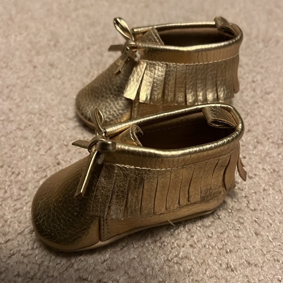 Five pairs of assorted newborn shoes - Picture 2 of 6